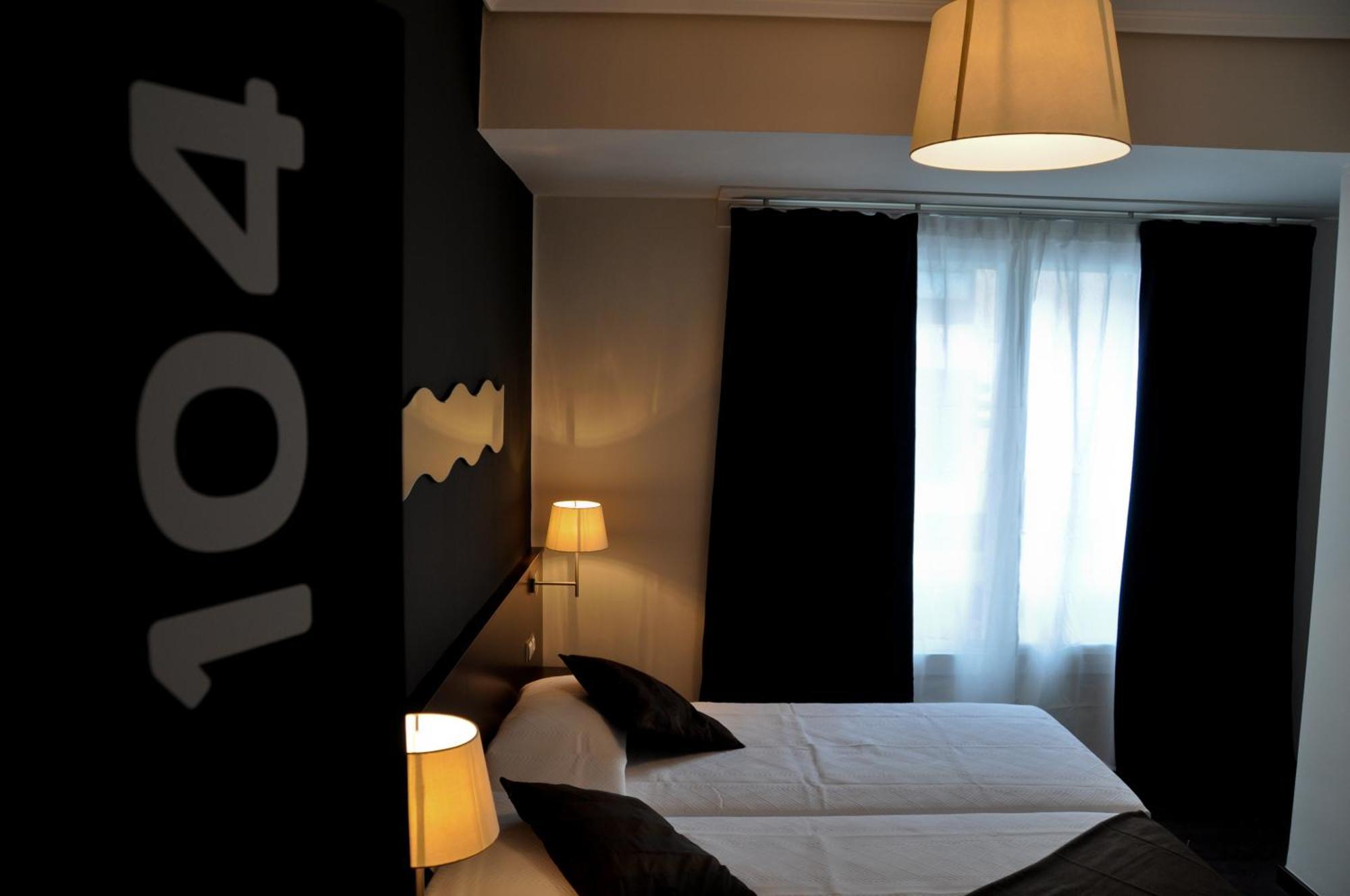 Hostal La Rotonda Ourense Bagian luar foto