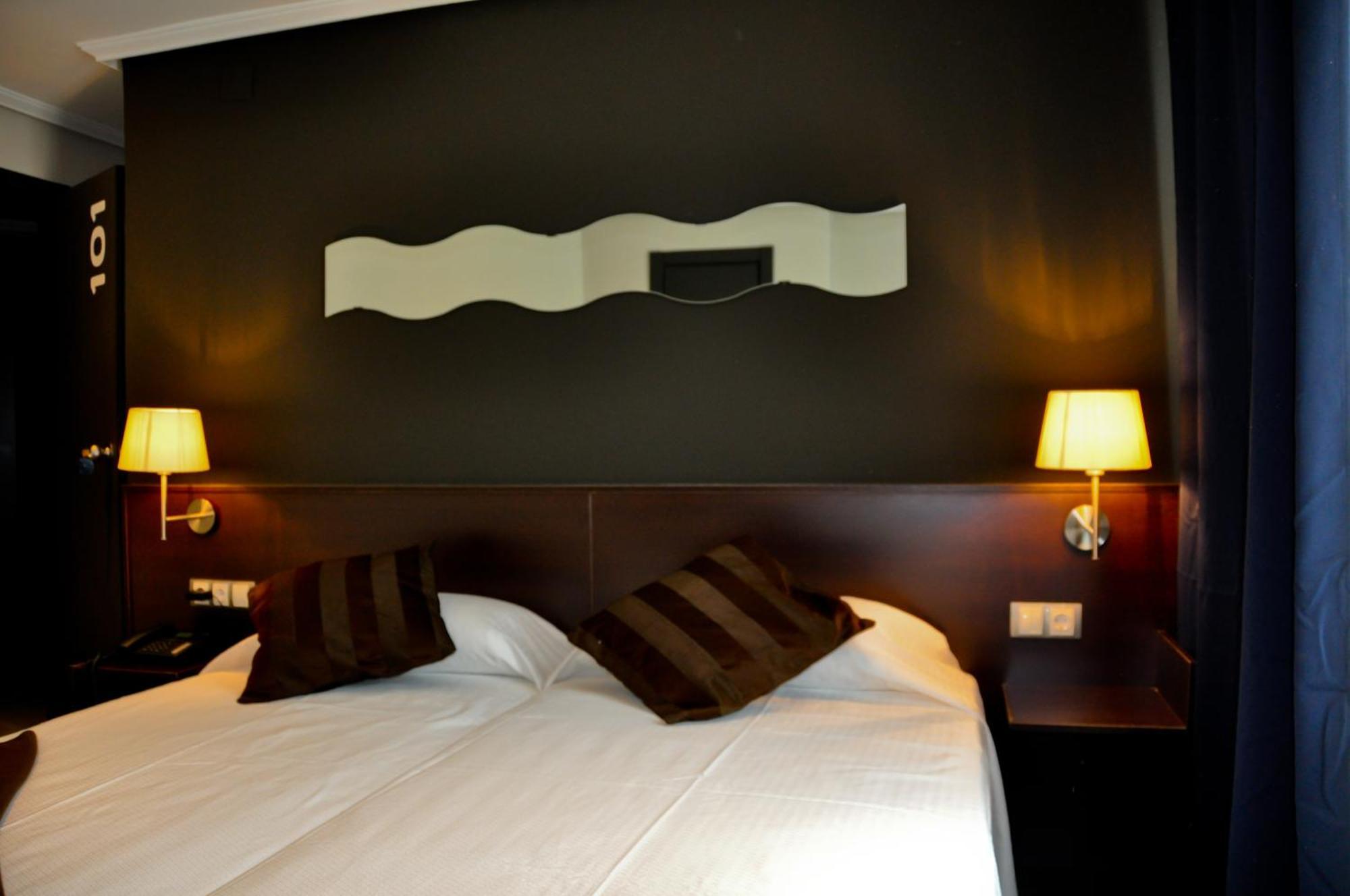 Hostal La Rotonda Ourense Bagian luar foto