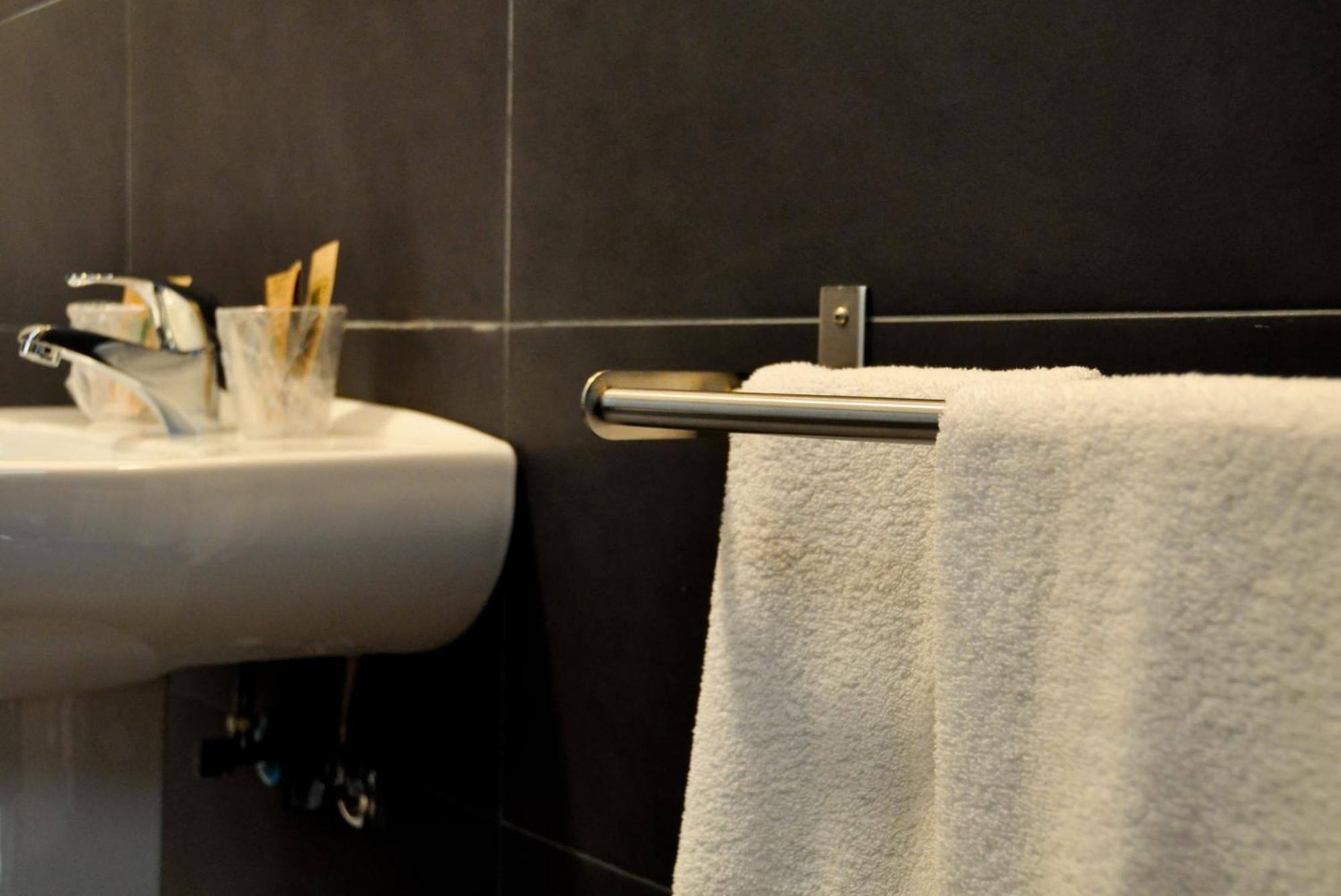 Hostal La Rotonda Ourense Bagian luar foto