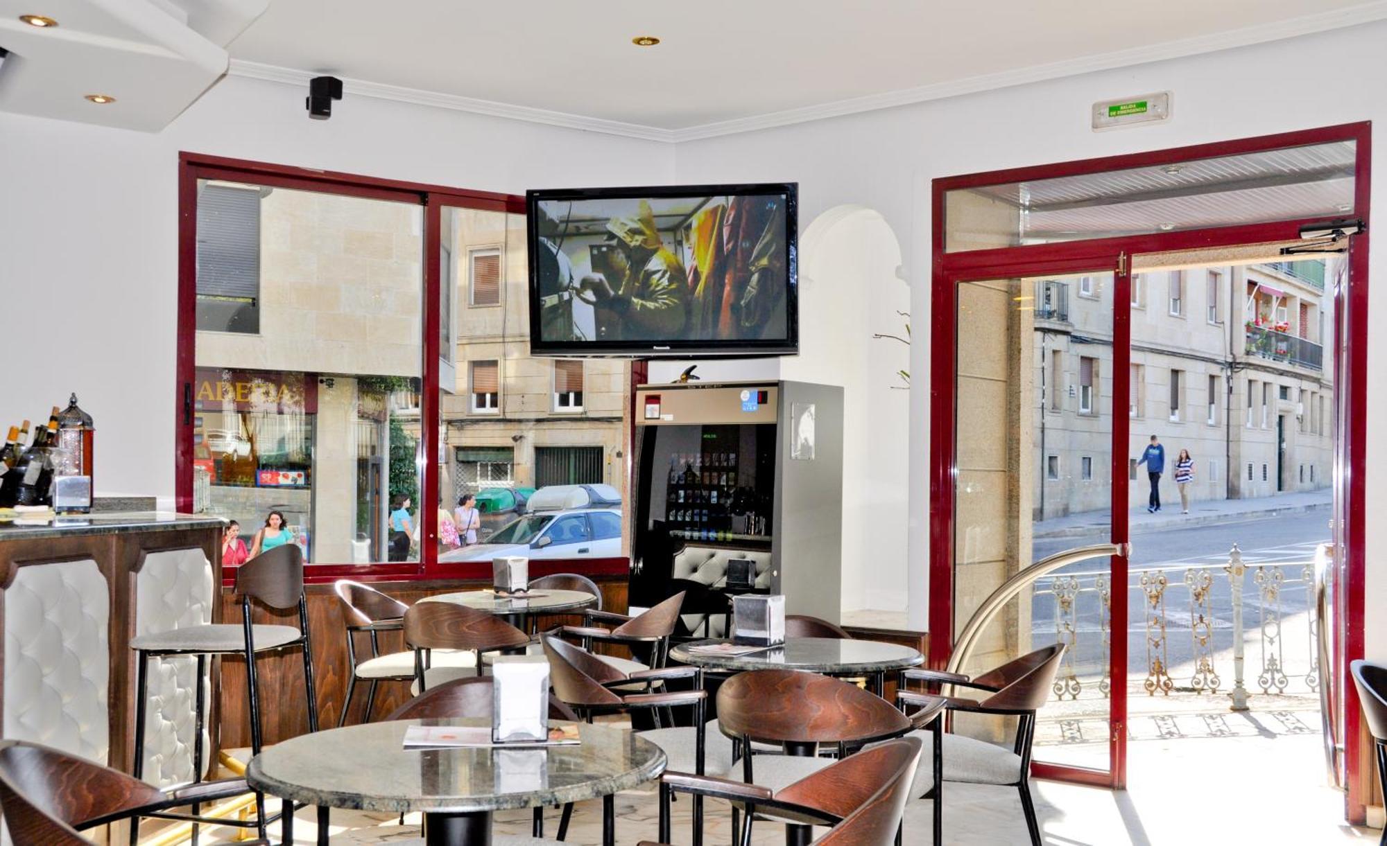 Hostal La Rotonda Ourense Bagian luar foto