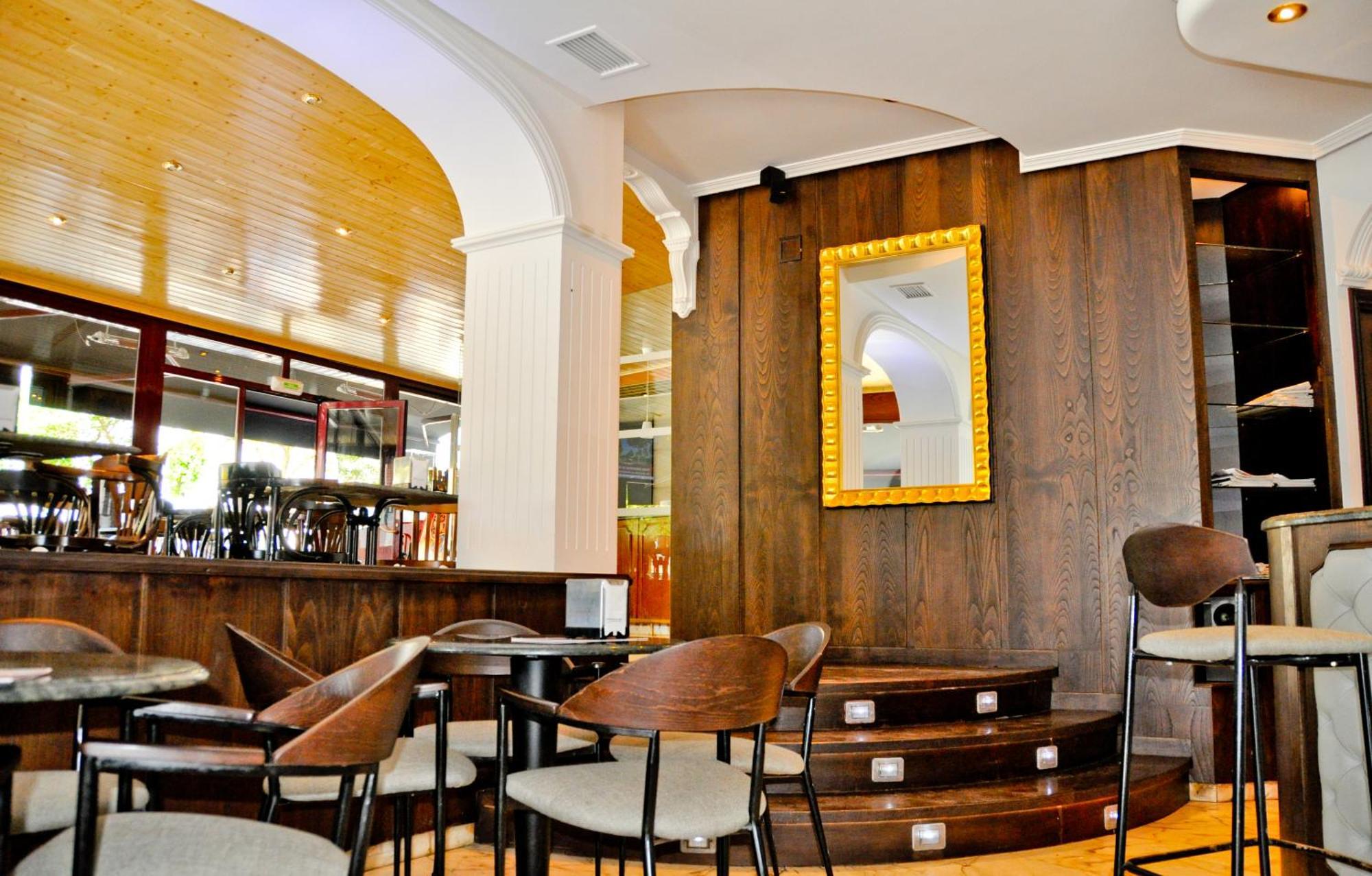 Hostal La Rotonda Ourense Bagian luar foto
